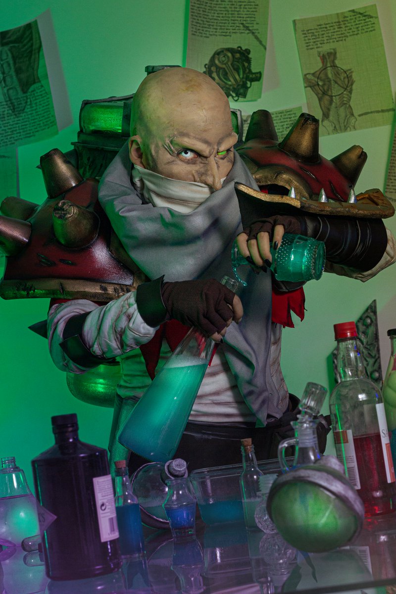 AmeniDusk's tweet photo. With the hype of arcane here is my crossplay of Singed
@lollatam @arcaneshow
#arcane #leagueoflegends #leyendasdelcosplay #singed #crossplay #peruviancosplay https://t.co/lBS2OALOAM