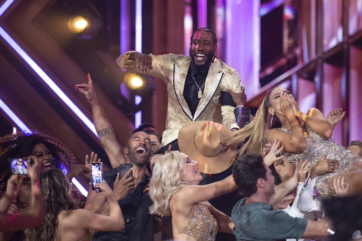 Maksimcfans's tweet photo. Congratulations to the new #dwts champions Iman and Daniella 
#nba
#imanshumpert #daniellakaragach https://t.co/BbtFZ1Tn5p