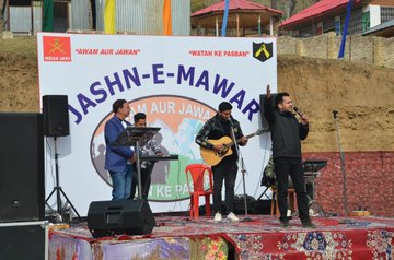 AltafHu77199137's tweet photo. #IndianArmy organised 'Jashn-e-Mawar' annual festival at Lawoosa. The event showcased a beautiful mosaic of music, culture and sports with a talent hunt for young artistes.
#BadalataKashmir
#PeaceInKashmir
#ArmyForPeace https://t.co/BoXfc39qh3