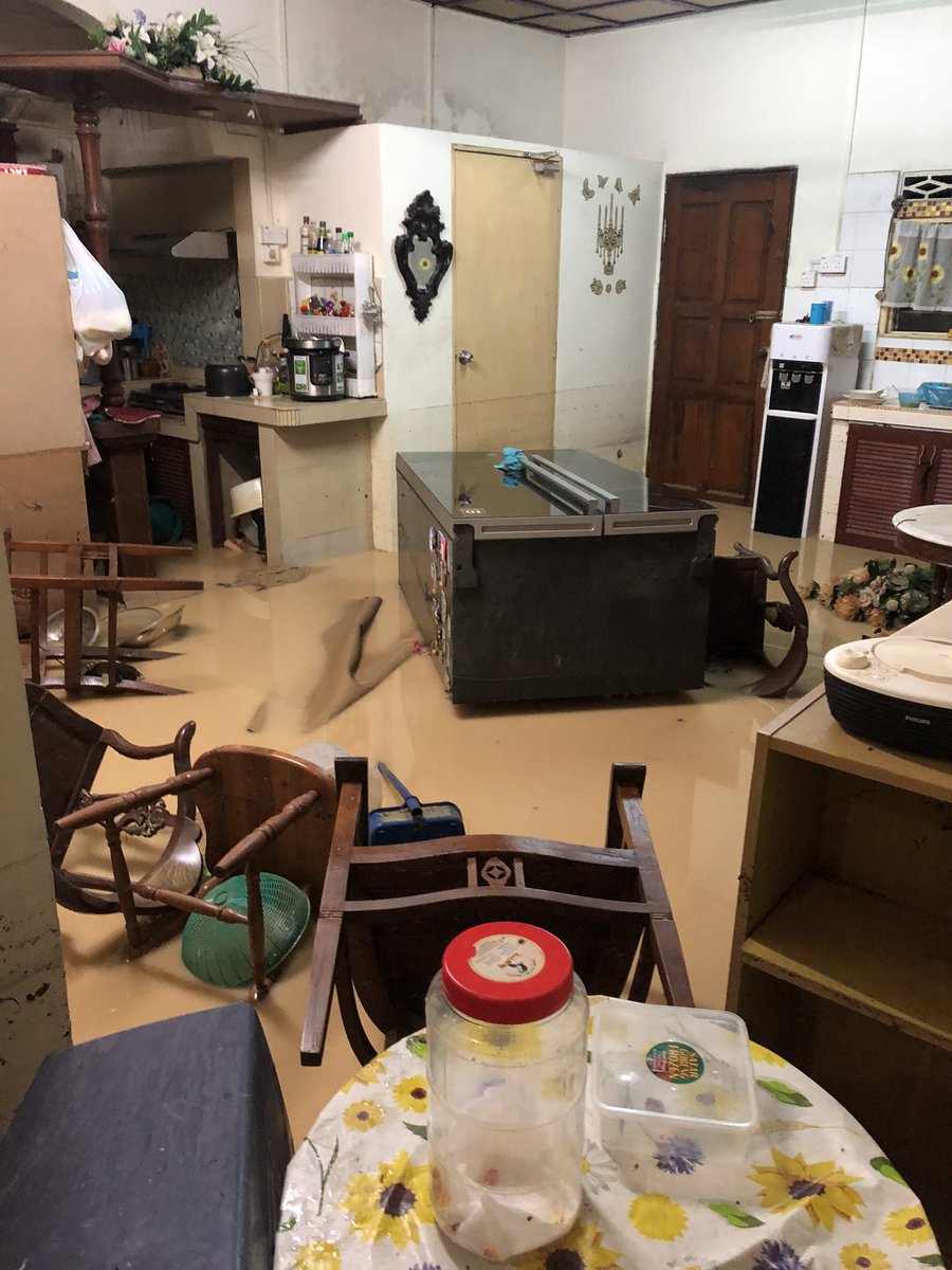 HazwanTahil's tweet photo. Salam semua.rmah family saya dilanda banjir kilat.smpat alihkan kereta tapi tak smpat untuk alihkan barang elektrik.air naik sgt laju.dngan rendah hati kalau ada sudi membantu bleh sumbangkan sedikit untuk ringankan beban ibu dan ayah saya
Maybank
Muhammad Nur Hazwan
155032403071 https://t.co/OcPuH9qTnQ