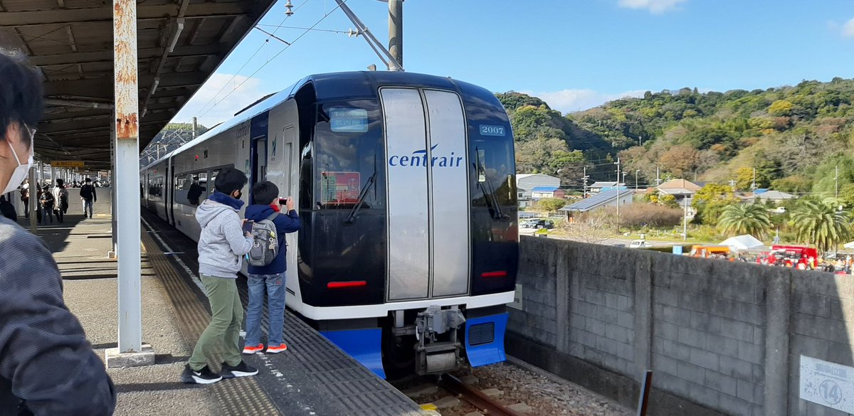 yuyuyu6045's tweet photo. 内海駅1本目出発少し前
6030f(普通金山行き)と6522f(普通金山?)が2012f(臨時特急名古屋)が並びました
そしてまもなく臨時特急名古屋(2007f)が出発します
#6030f #6522f #内海駅 #名鉄 #meiun #臨時特急名古屋 #ミュースカイ #2012f #2007f #2000系 #6000系 #6500系更新車 #6500系
#6000系中期車 https://t.co/PphRv0R9rP