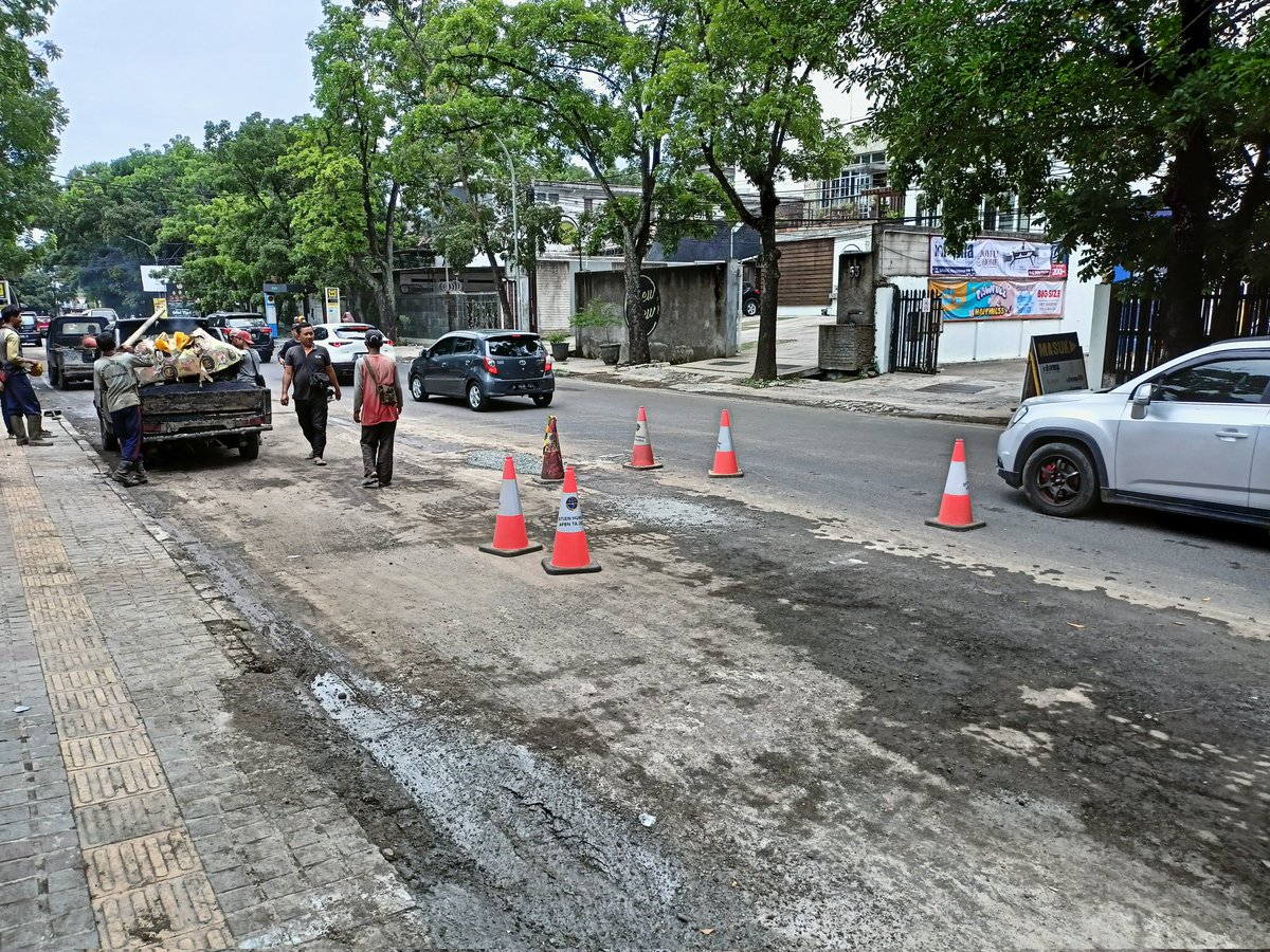 DSDABMKotaBdg's tweet photo. Giat #urcdpu patching aspal Jl. Sukabumi setelah selesai dilakukan perbaikan kebocoran pipa oleh @tirtawening_bdg (Selasa, 23 November 2021)
Tetap berhati-hati & jaga keselamatan dalam berkendara ya #sobatdpu
cc @PRFMnews @infobdg @Infobandungkota @sekitarbandung_ @ClickBandung https://t.co/rFLjSXy7ku