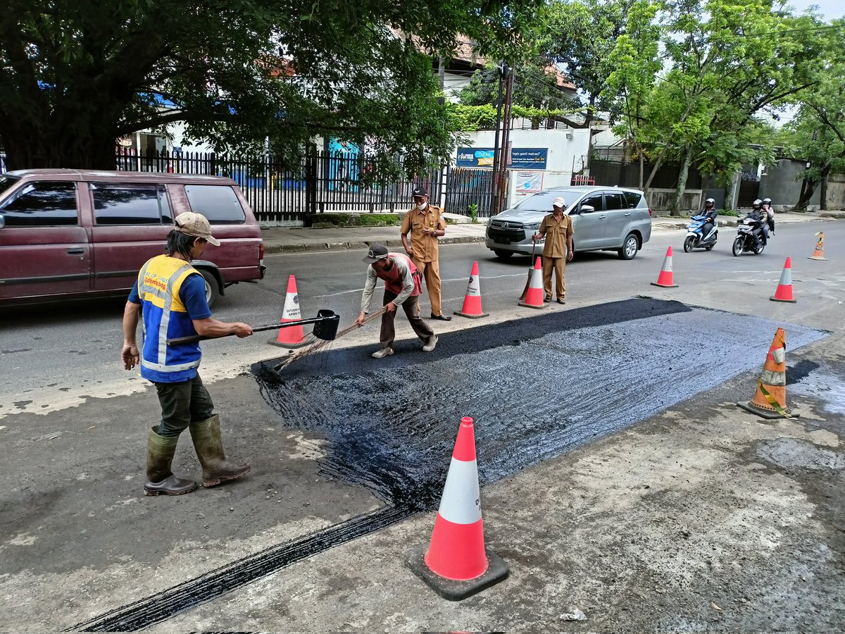 DSDABMKotaBdg's tweet photo. Giat #urcdpu patching aspal Jl. Sukabumi setelah selesai dilakukan perbaikan kebocoran pipa oleh @tirtawening_bdg (Selasa, 23 November 2021)
Tetap berhati-hati & jaga keselamatan dalam berkendara ya #sobatdpu
cc @PRFMnews @infobdg @Infobandungkota @sekitarbandung_ @ClickBandung https://t.co/rFLjSXy7ku