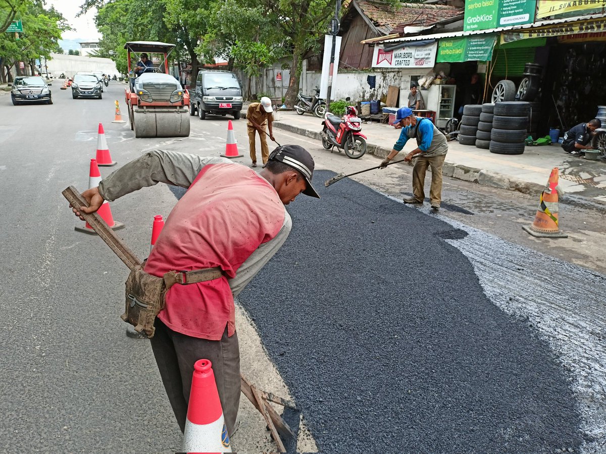 DSDABMKotaBdg's tweet photo. Giat #urcdpu patching aspal Jl. Sukabumi setelah selesai dilakukan perbaikan kebocoran pipa oleh @tirtawening_bdg (Selasa, 23 November 2021)
Tetap berhati-hati & jaga keselamatan dalam berkendara ya #sobatdpu
cc @PRFMnews @infobdg @Infobandungkota @sekitarbandung_ @ClickBandung https://t.co/rFLjSXy7ku