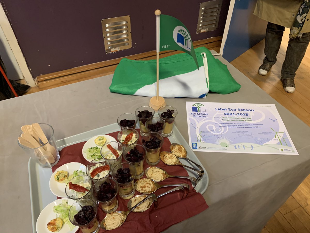 Johann_SEGUELAS's tweet image. |#Labellisation EcoSchools|-les Eco-délégués du @LfjmPrimaire de la @VilleBruxelles ont reçu le label @Eco_Ecole de @BruxellesEnv. Le célèbre drapeau vert récompense le travail et l’investissement des #EcoDélégués et poursuit l’engagement du #LFJM dans ce domaine - @aefeinfo