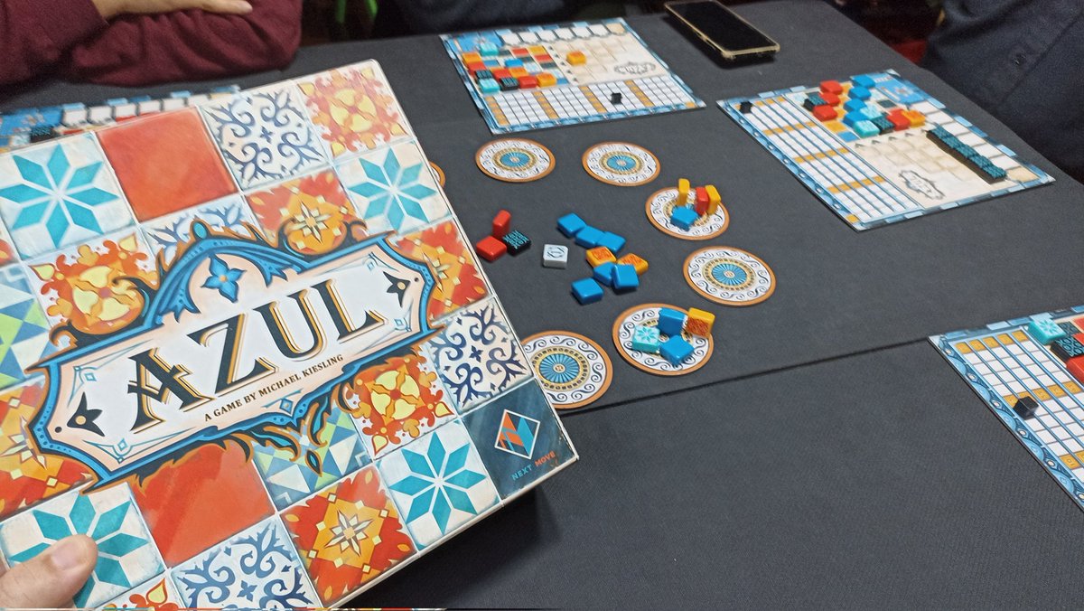 RathsEdge's tweet photo. Azuleando... Jajajaja, uno de esos abstractos que nos gustan mucho en casa. Sencillo de aprender, difícil de ganar y muy divertido con el grupo correcto. #azulgame #bgg #bggplay #boardgames #polilúdicos https://t.co/ilialsXdq3
