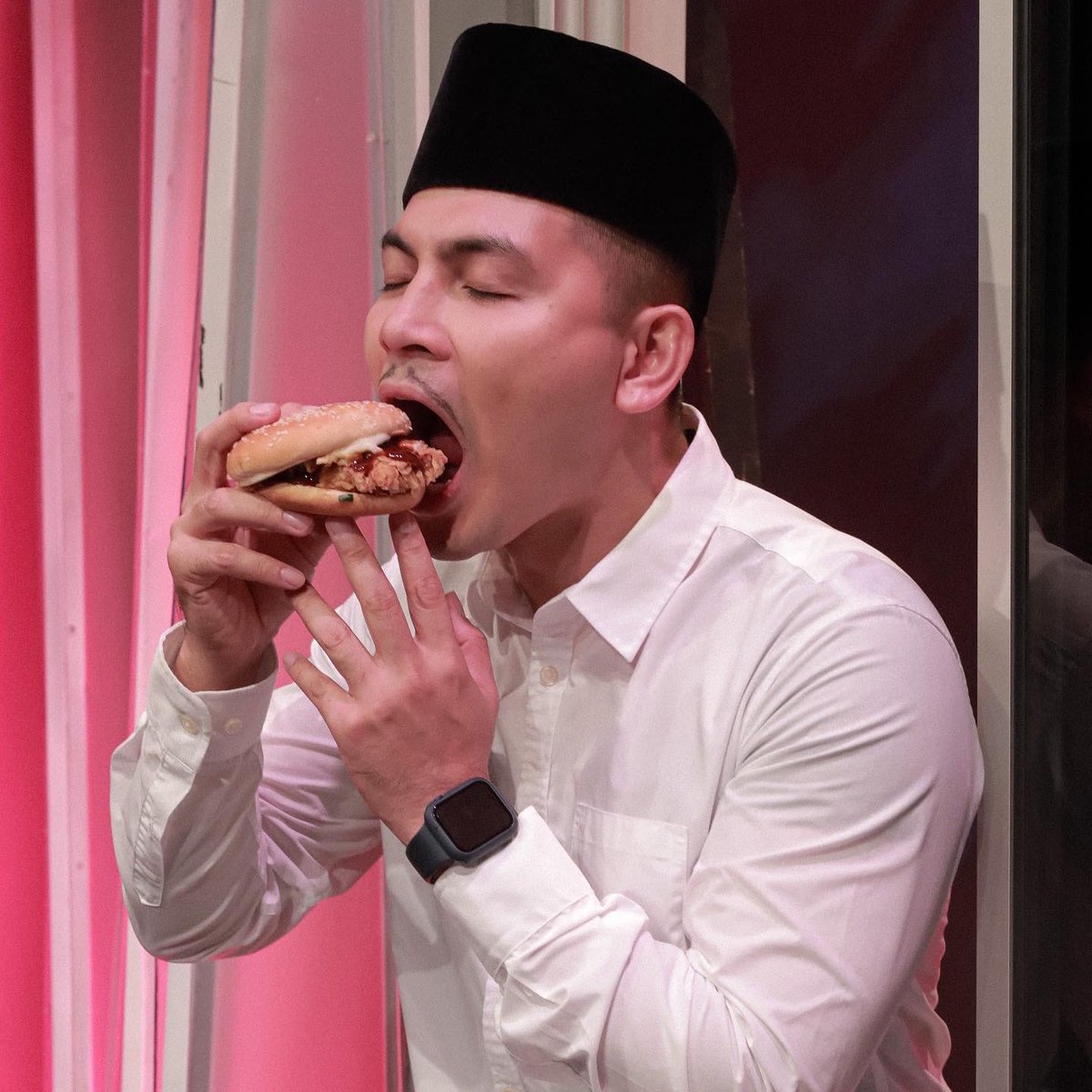 IzzueIslam's tweet photo. Bergetar jiwa guys makan burger p.ramlee ni 😋 korang dah try lom? https://t.co/97GiDHZiZM
