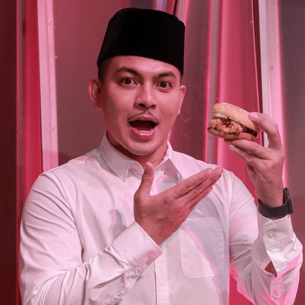 IzzueIslam's tweet photo. Bergetar jiwa guys makan burger p.ramlee ni 😋 korang dah try lom? https://t.co/97GiDHZiZM