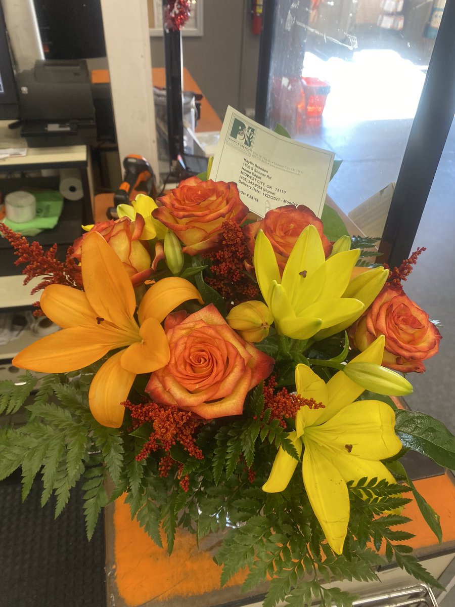 Came into work today &amp; I was surprised with flowers from my boyfriend 😊