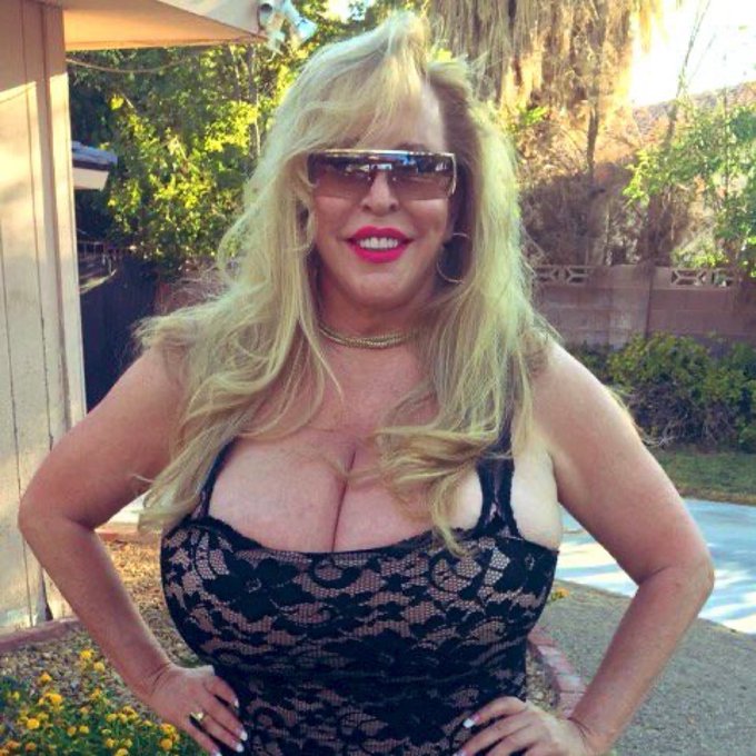 Sorry guys, I was in a lot of pain earlier after my physical therapy today. So I laid down and forgot<a href="/tag/throwbackthursday"class="tags"><span>#throwbackthursday</span></a><a href="/tag/lasvegas"class="tags"><span>#lasvegas</span></a><a href="/tag/europedichan"class="tags"><span>#europedichan</span></a>