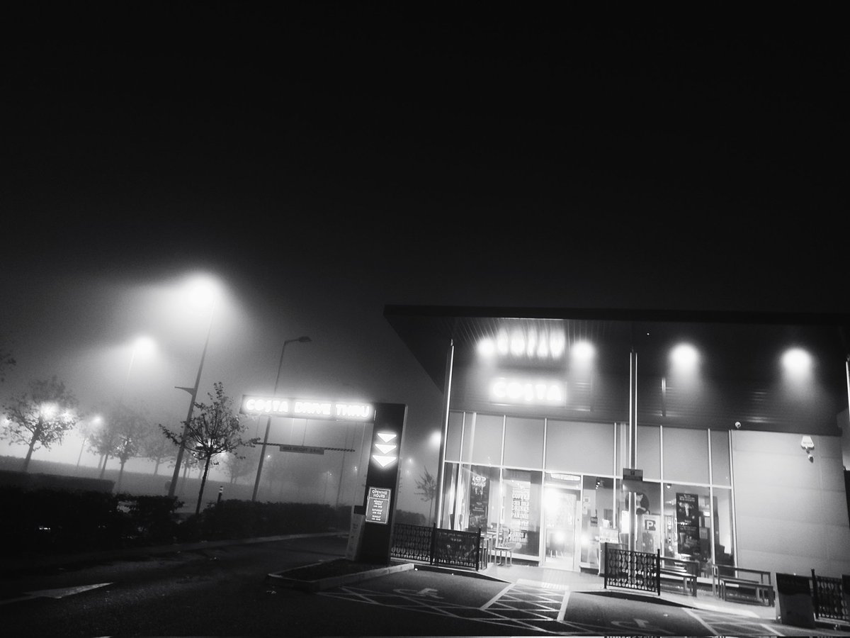 Firesnapper999's tweet photo. Good morning all, foggy start to the day out here. Slow down &amp; please #Drive2ArriveAlive Basic driving skills could save a life. Don't ride on someone's tail lights. 
☀️=🚙<Min 2 sec gap>🚗
🌧️=🚗<<Min 4 sec gap>>🚌
#Aldershot #Farnborough #Hampshire #OnlyAFoolBreaksThe2SecRule https://t.co/XwBjM4xRw4