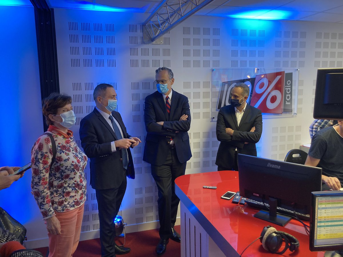 Arcom_Toulouse's tweet photo. Fin des visites des radios locales par le président @romaistre : rencontre avec le groupe @100pour100radio qui édite aussi 100% Souvenirs en #DAB+. Itw et animation en direct sur l’antenne https://t.co/PUSixcrHQX