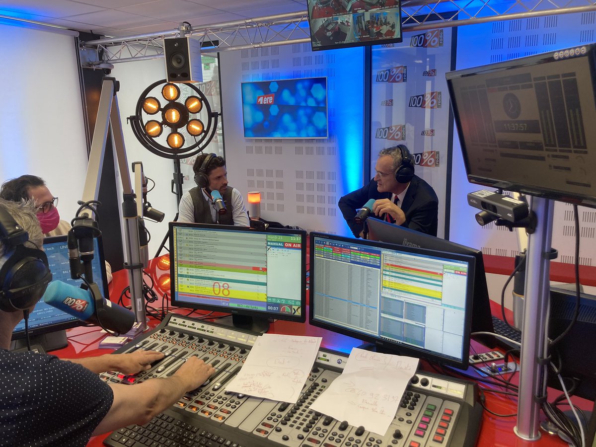 Arcom_Toulouse's tweet photo. Fin des visites des radios locales par le président @romaistre : rencontre avec le groupe @100pour100radio qui édite aussi 100% Souvenirs en #DAB+. Itw et animation en direct sur l’antenne https://t.co/PUSixcrHQX