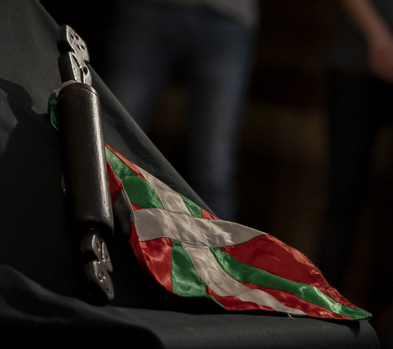 Hitzek hizkuntza, ekinak herria. Hitzekin ulertzen dugu hizkuntza. Beraz, ekin! Euskaraz egin. Hitzetik ekintzara salto, hitz egin eta ekin. #HitzEkin 
#korrika-ren mezua hemen: korrika.eus/eu/korrika-eza…
2022ko martxoaren 31tik apirilaren 14ra, Amurriotik Donostiara, tipi tapa!