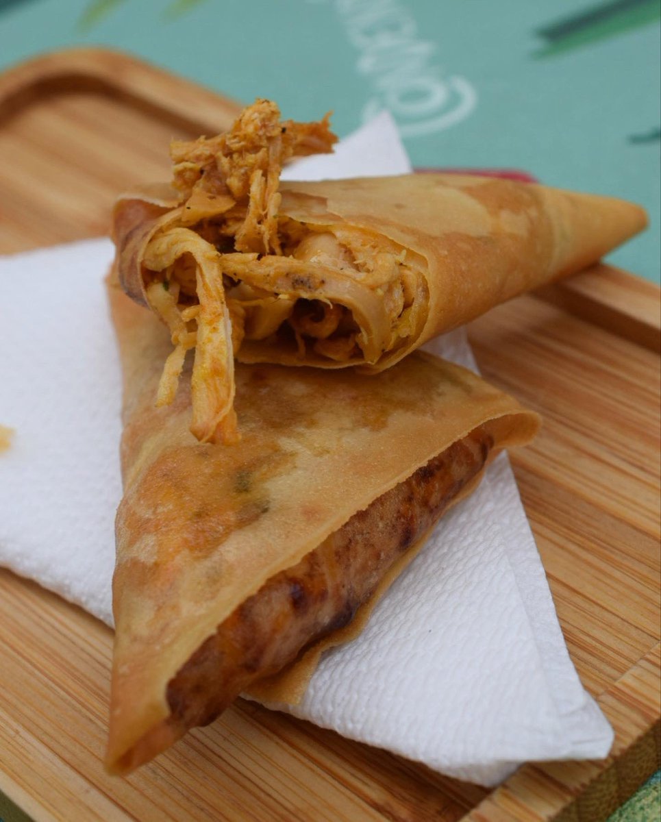 CondendeSevilla's tweet photo. Como todo lo que ofrecemos en #Condendê, nuestras samosas son artesanas y son un fijo para muchos de los que nos visitáis cada semana; sabrosas, crujientes… ¿quién se apunta a disfrutarlas esta noche? Os esperamos!

📍Mercado de la calle Feria 
Reservas 
📞 623 035 530 https://t.co/GEvKXzc4UL