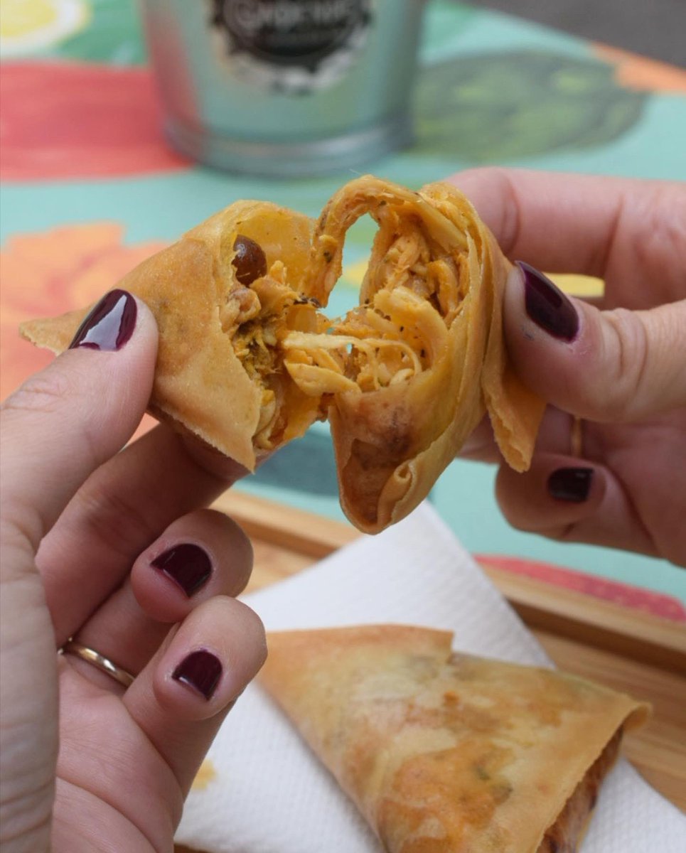 CondendeSevilla's tweet photo. Como todo lo que ofrecemos en #Condendê, nuestras samosas son artesanas y son un fijo para muchos de los que nos visitáis cada semana; sabrosas, crujientes… ¿quién se apunta a disfrutarlas esta noche? Os esperamos!

📍Mercado de la calle Feria 
Reservas 
📞 623 035 530 https://t.co/GEvKXzc4UL