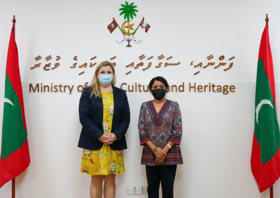 MoDLCH's tweet photo. މިނިސްޓަރ @yumna_maumoon އާއި ޔޫއެން ރެސިޑެންޓް ކޯޑިނޭޓަ @HaswellUN ބައްދަކުކުރައްވާ ފަންނާއި ސަގާފަތާއި ތަރިކައިގެ ދާއިރާއިން ގުޅިގެން ކުރެވެން ހުރި މަސައްކަތްތަކާގުޅޭގޮތުން މަޝްވަރާ ކުރައްވައިފި. https://t.co/CVvjuEGR7l