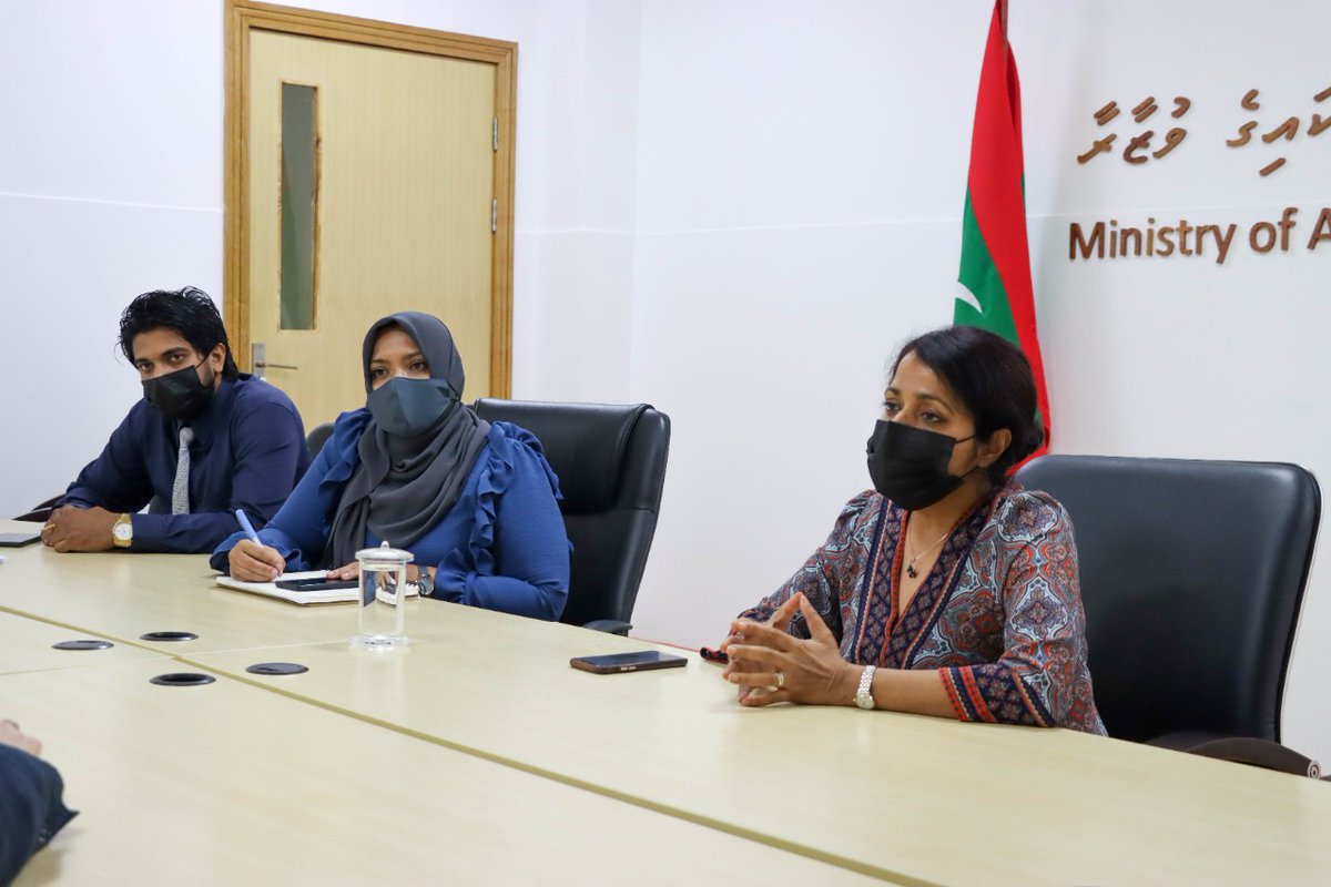 MoDLCH's tweet photo. މިނިސްޓަރ @yumna_maumoon އާއި ޔޫއެން ރެސިޑެންޓް ކޯޑިނޭޓަ @HaswellUN ބައްދަކުކުރައްވާ ފަންނާއި ސަގާފަތާއި ތަރިކައިގެ ދާއިރާއިން ގުޅިގެން ކުރެވެން ހުރި މަސައްކަތްތަކާގުޅޭގޮތުން މަޝްވަރާ ކުރައްވައިފި. https://t.co/CVvjuEGR7l