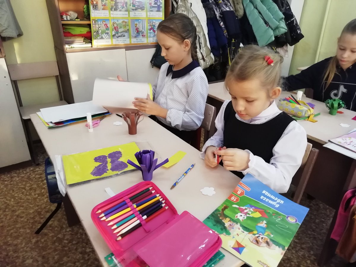 28.11.21г.-День матери. Учащиеся ГБОУ СОШ №1 с. Обшаровка активно готовятся к празднику: разучивают стихи, делают своими руками подарки для любимых мам, готовят поздравления.