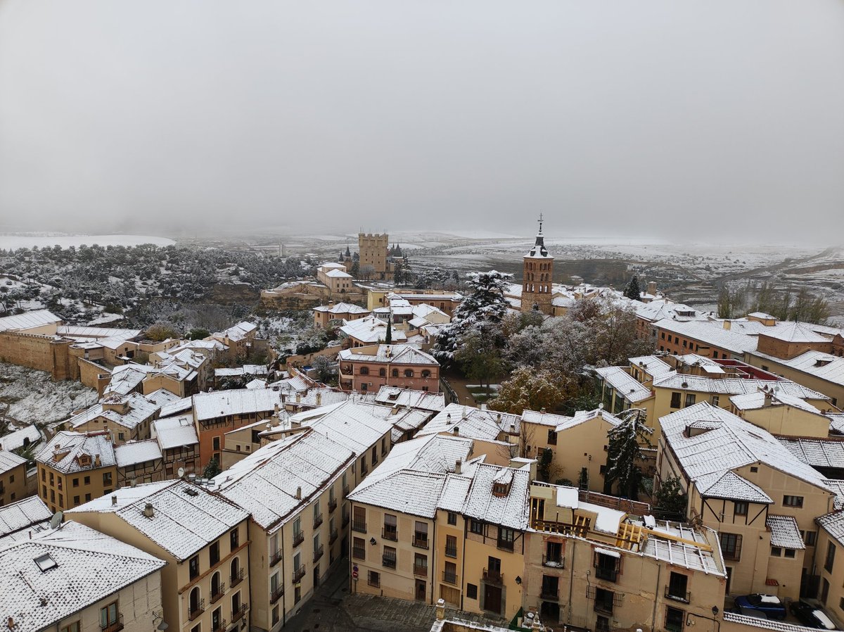 msdeandres5's tweet photo. Segovia y su dulce vivir
Desde la torre de la @catedralsegovia https://t.co/BspOREvri4