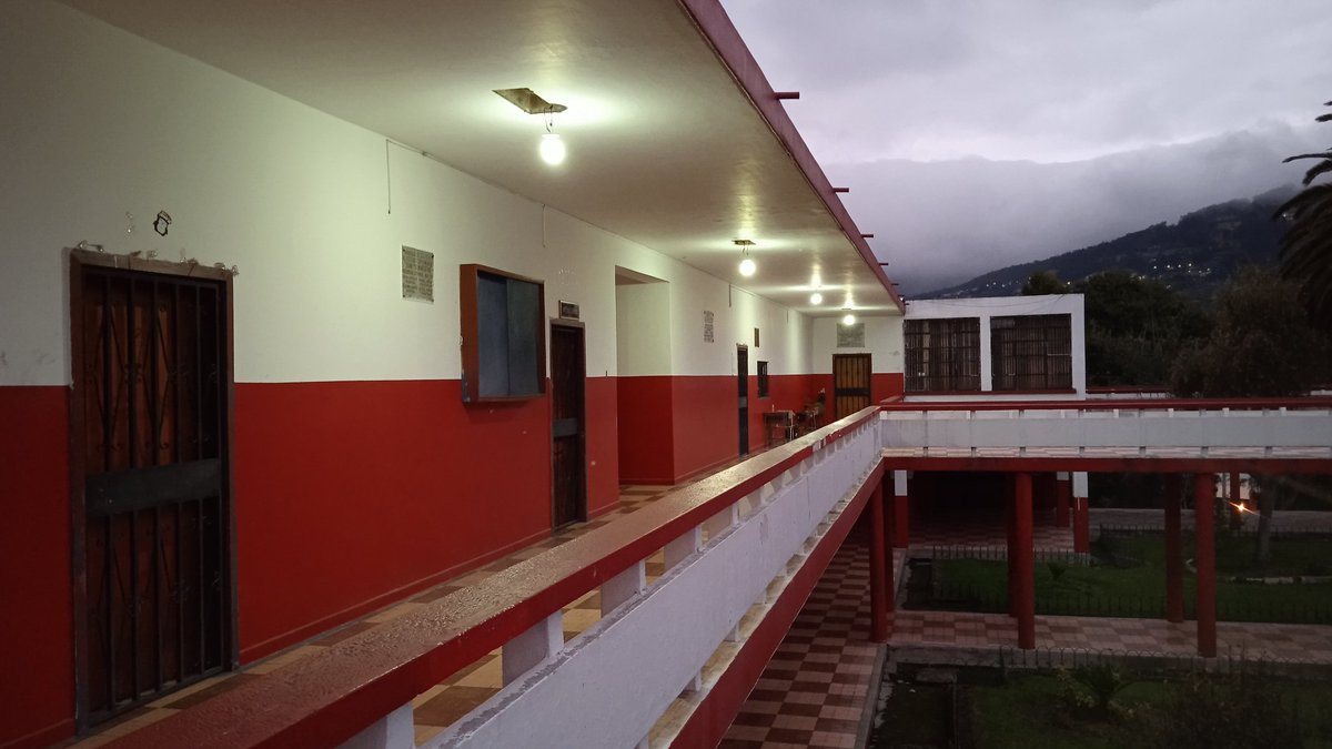CharijNelson's tweet photo. #Presencialidad| 📌En la unidad educativa Juan Pío Montúfar iniciaron los trabajos de readecuación en la infraestructura para el retorno a clases. 👍🇪🇨🟡🔵🔴 https://t.co/Q3zNyjIMyF