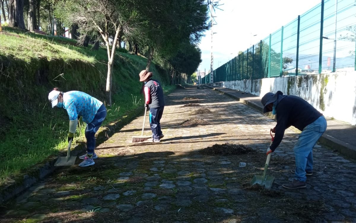 CharijNelson's tweet photo. #Presencialidad| 📌En la unidad educativa Juan Pío Montúfar iniciaron los trabajos de readecuación en la infraestructura para el retorno a clases. 👍🇪🇨🟡🔵🔴 https://t.co/Q3zNyjIMyF