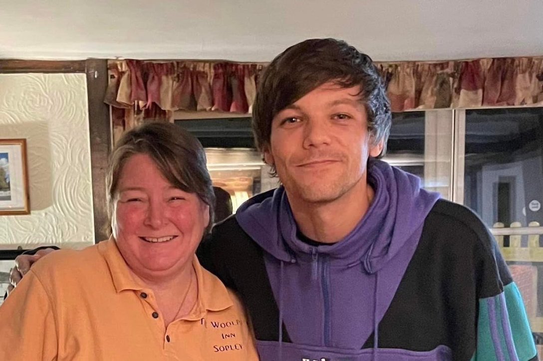 LT91UPDATESIT's tweet image. 📲 Louis in un pub la scorsa sera!

© The Woolpack Inn, Facebook