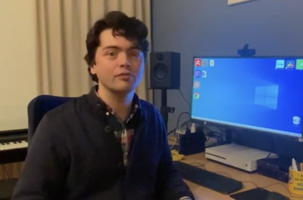 Oogvereniging's tweet photo. Max van Tiel maakt leuke en super-informatieve YouTube-video's, onder andere over hoe hij als slechtziende kookt, gamet, zijn iPhone bedient en computert. In het komende nummer van OOG komt Max uitgebreid aan het woord. https://t.co/HKz62HmFOZ https://t.co/rWnXeEYZCs