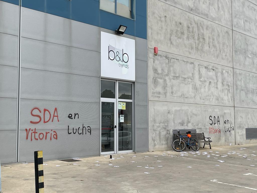 LAB_INDUSTRIA's tweet image. Gasteizko SDA Factory borrokan etorkizuna eta enpleguaren defentsan!
SDA Factoryko langileak Bartzelonan izan dira, jabeen bulegoan.
Gaurko borroka, biharko enplegua!