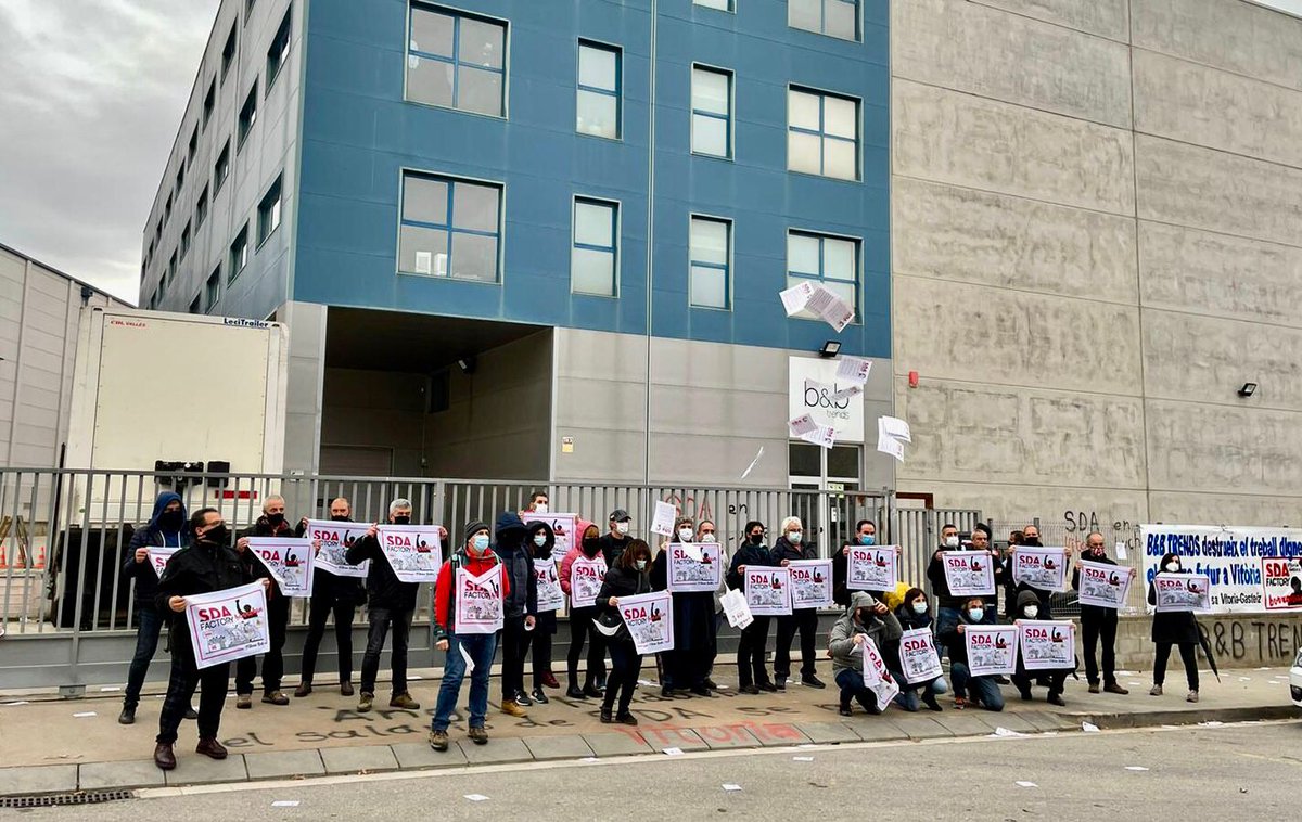 LAB_INDUSTRIA's tweet image. Gasteizko SDA Factory borrokan etorkizuna eta enpleguaren defentsan!
SDA Factoryko langileak Bartzelonan izan dira, jabeen bulegoan.
Gaurko borroka, biharko enplegua!