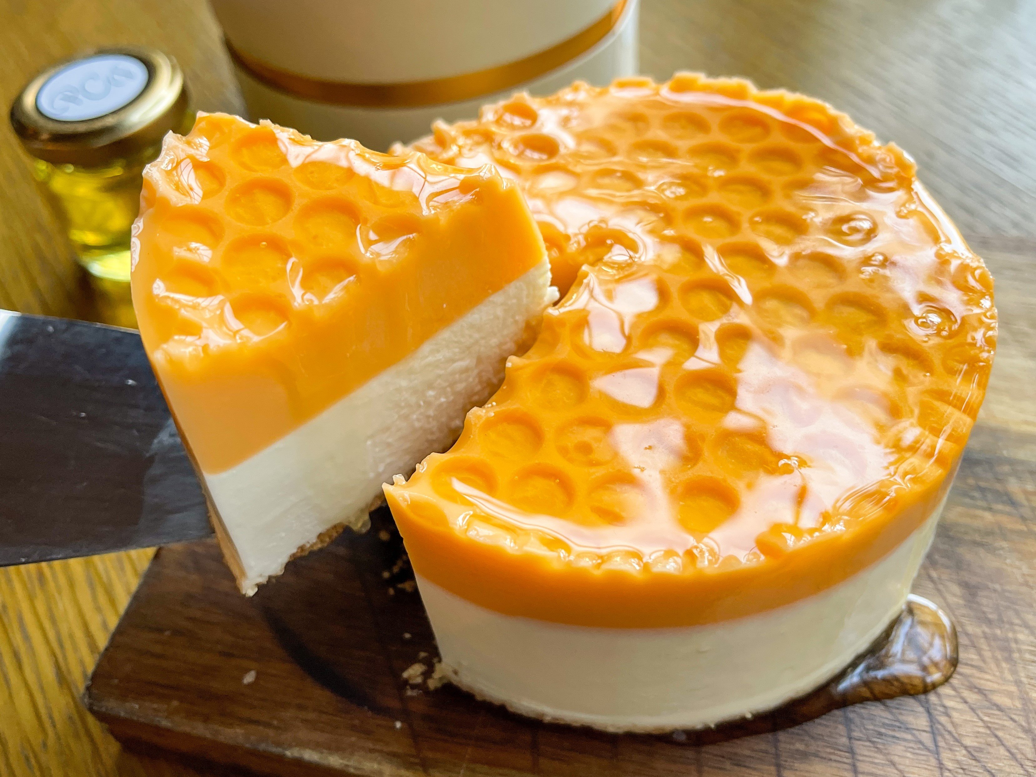 唯一無二の絶品グルメ むにぐるめ Princess Cheese Factory 渋谷駅直結 蜂の巣型の 蜂蜜レアチーズケーキ をテイクアウトできるお店 酸味のあるオレンジ味 ハチミツ味のチーズケーキを2層構造にした新感覚ケーキ 付属のハチミツをたっぷりかけ