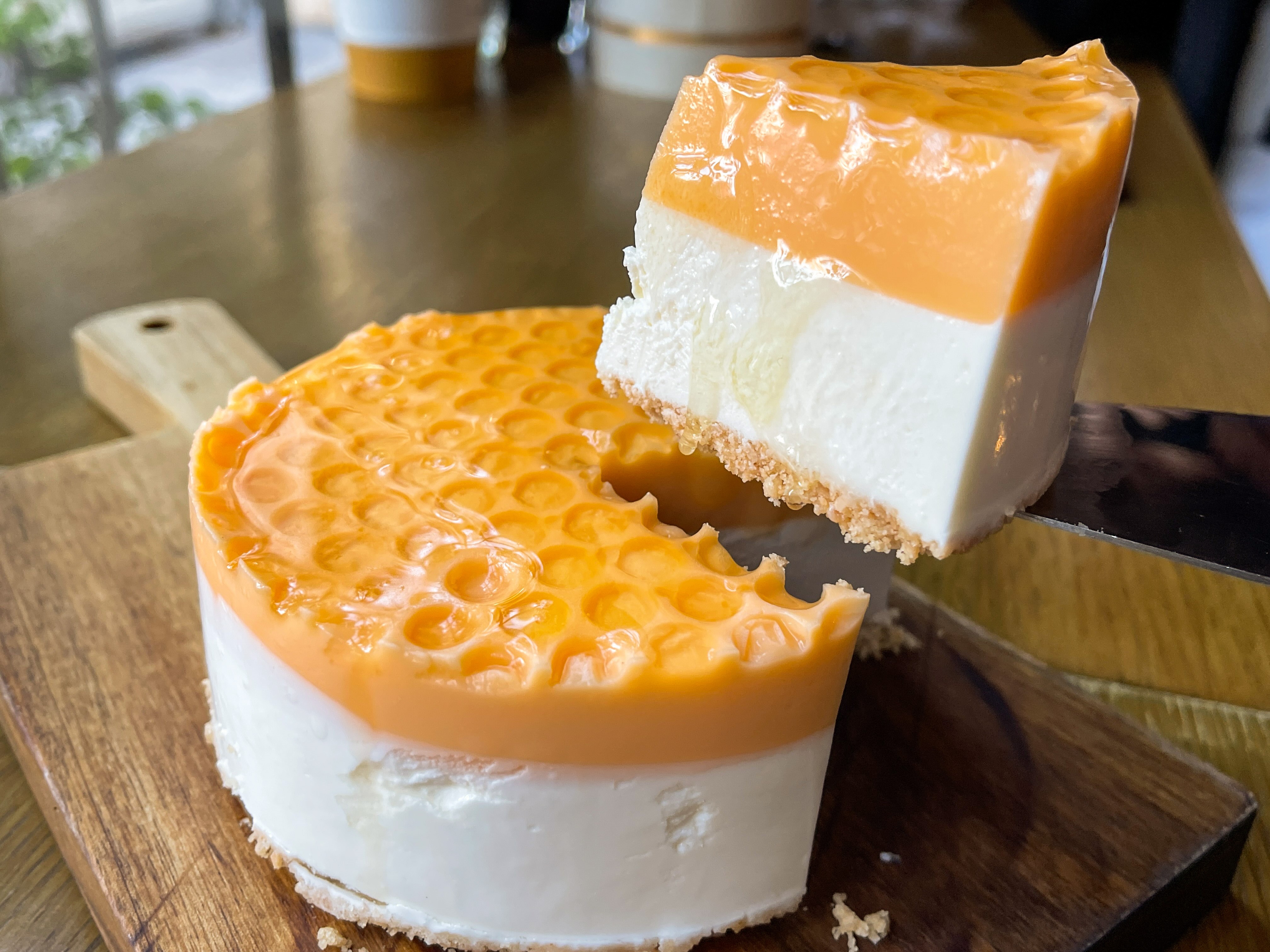 唯一無二の絶品グルメ むにぐるめ Princess Cheese Factory 渋谷駅直結 蜂の巣型の 蜂蜜レアチーズケーキ をテイクアウトできるお店 酸味のあるオレンジ味 ハチミツ味のチーズケーキを2層構造にした新感覚ケーキ 付属のハチミツをたっぷりかけ