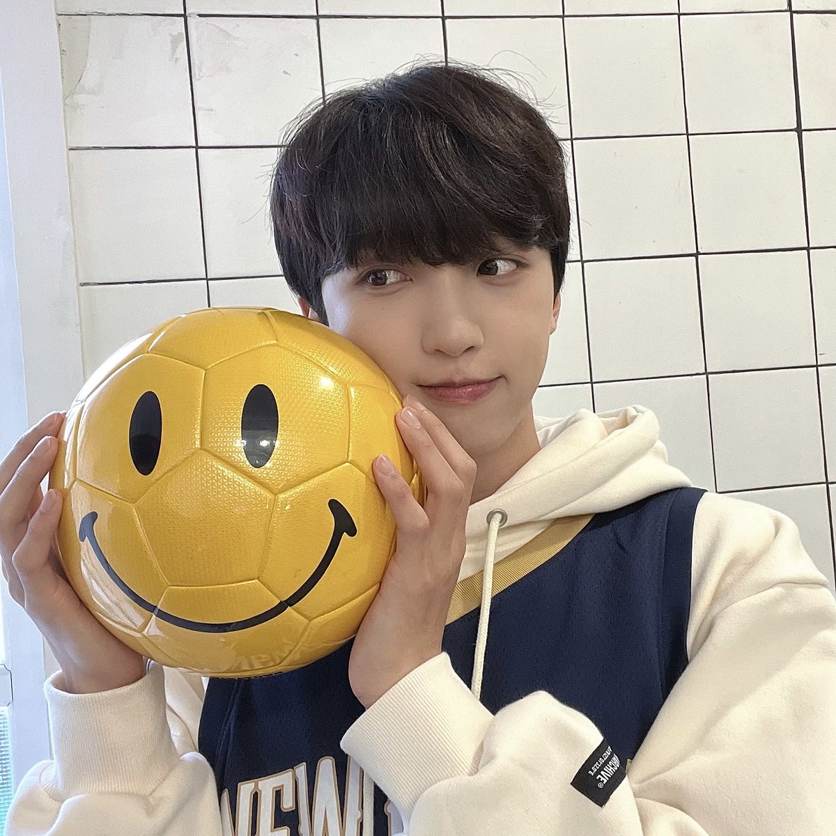UP10TION's tweet photo. 드래곤볼 시작😆

#업텐션 #UP10TION #선율 #SUNYOUL https://t.co/hcxNVR7prD