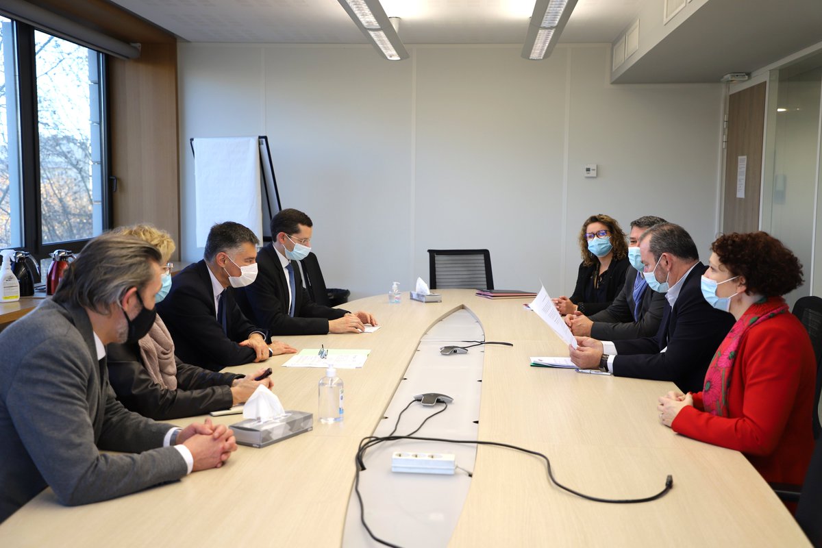 businessfrance's tweet photo. Une convention de partenariat a été signée entre @BusinessFrance et l'@INPIFrance, en présence de @Clecourtier et de Pascal Faure.

👉 Objectif : mieux accompagner nos entreprises sur les enjeux de propriété industrielle dans le cadre de leur développement à l'#international. https://t.co/PEv4u3EehH