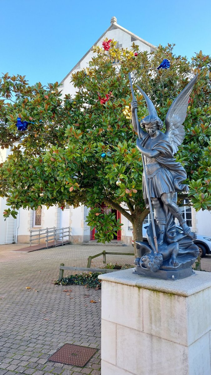 #SoutienTotal <a href="/YannickMOREAU/">Yannick MOREAU</a> maire des Sables d’Olonne qui refuse que la justice démonte la statue de l'Archange Saint Michel, saint patron &amp; protecteur de la France🇫🇷