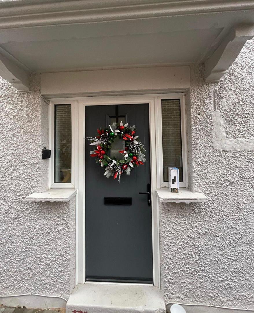 Elsmoore's tweet photo. Tuesday domestic job✨🏘 a new cabin in the customers garden was built not long ago and it is beautiful 😍I was lucky enough to install some of the socket https://t.co/gJgfT3M2lO