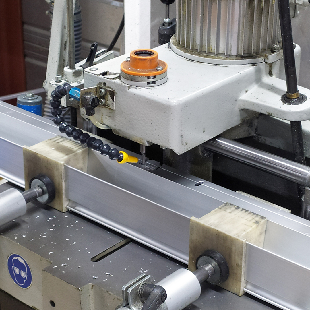 sewosy's tweet photo. Aujourd’hui, direction notre atelier bandeaux pour découvrir la réalisation de l’option DECYL®

1️⃣ Le bandeau est coupé à hauteur souhaitée
2️⃣ Découpe de la réservation
3️⃣ Ajout d’un cache 👉 la pièce qui change tout !

✨ Tout cela pour une finition parfaite ✨ https://t.co/jd5V1c2x6G