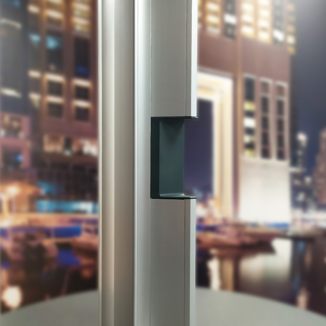 Aujourd’hui, direction notre atelier bandeaux pour découvrir la réalisation de l’option DECYL®

1️⃣ Le bandeau est coupé à hauteur souhaitée
2️⃣ Découpe de la réservation
3️⃣ Ajout d’un cache 👉 la pièce qui change tout !

✨ Tout cela pour une finition parfaite ✨