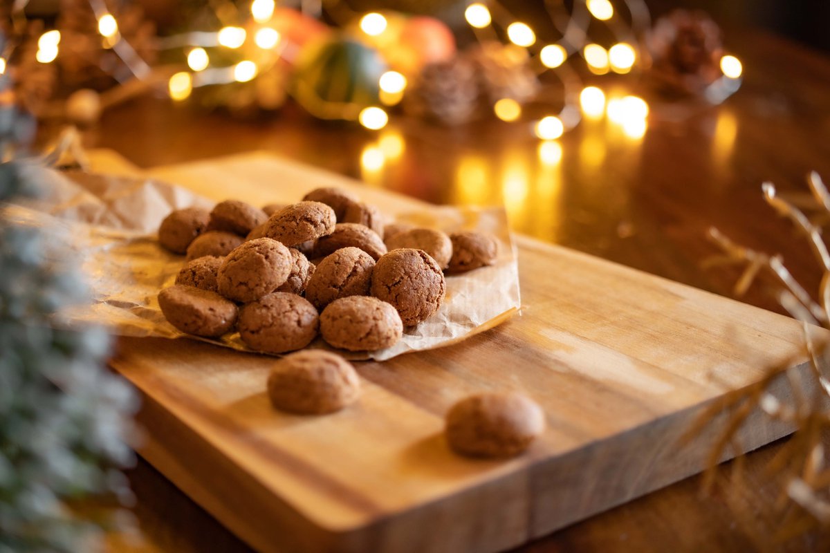 Dutch4Kids's tweet photo. Sinterklaas en zijn Pieten zijn weer in het land. Bij Dutch for Kids genieten we van deze heerlijke tijd.

Kijk je mee naar de leukste en spannendste Sinterklaasboeken?

Gooit Sint ook voor jouw kind een boek in de zak?

https://t.co/zvuFJ8VRst

#dutchforkids
#kinderboeken https://t.co/OIRb9wart3