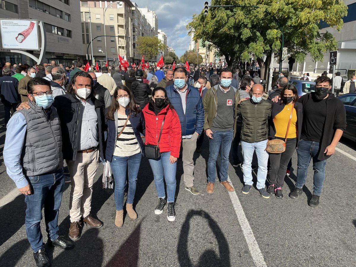 iucadiz's tweet photo. 📢 Recorriendo las calles de Cádiz en apoyo a los trabajadores/as del Metal. 

Ni un paso atrás. 

#PorUnConvenioDigno 
#HuelgaDelMetal https://t.co/GH7hwIzsP8