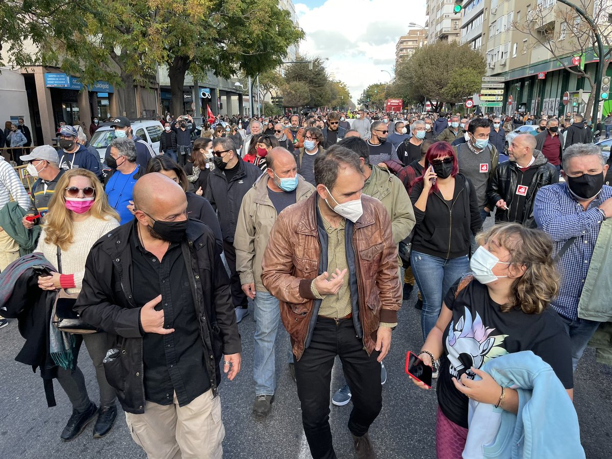iucadiz's tweet photo. 📢 Recorriendo las calles de Cádiz en apoyo a los trabajadores/as del Metal. 

Ni un paso atrás. 

#PorUnConvenioDigno 
#HuelgaDelMetal https://t.co/GH7hwIzsP8
