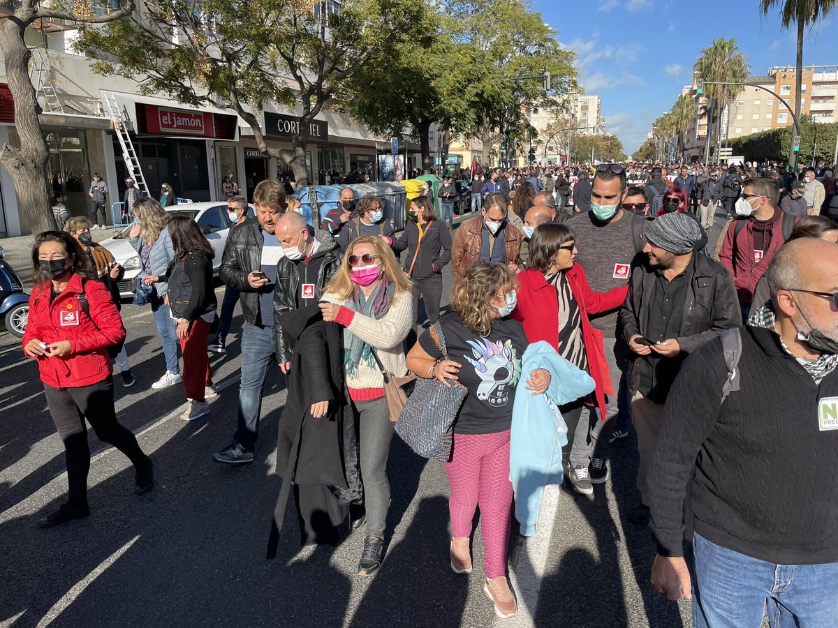 iucadiz's tweet photo. 📢 Recorriendo las calles de Cádiz en apoyo a los trabajadores/as del Metal. 

Ni un paso atrás. 

#PorUnConvenioDigno 
#HuelgaDelMetal https://t.co/GH7hwIzsP8