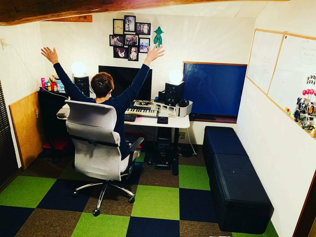 toarutakashides's tweet photo. 新しい作業部屋が完成しました!
遅れていた荷物も届きやっと作業出来る、、
東京にいた部屋よりも秘密基地感が増した!
あとは俺のスキルだけだ!笑
やったるで!
#cubase10
#動画編集
#好きなことで生きていく
#好きなことを仕事に https://t.co/hBXjmKdR9k