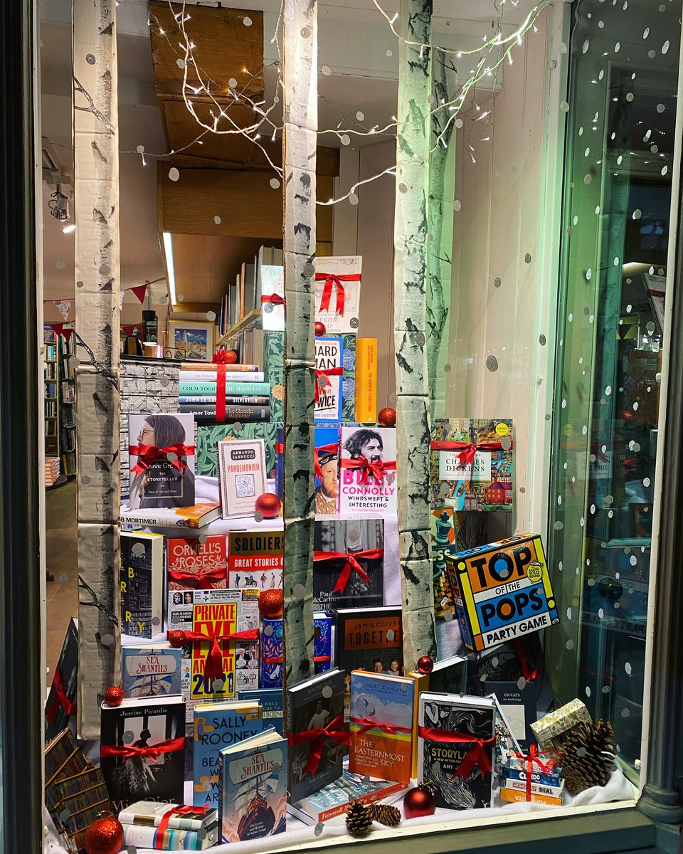 SouthwoldBooks's tweet photo. Sparkly new Christmas 2021 window!! #newpublishing #bookgifts #bookshopwindows https://t.co/ItUiT8pZc1