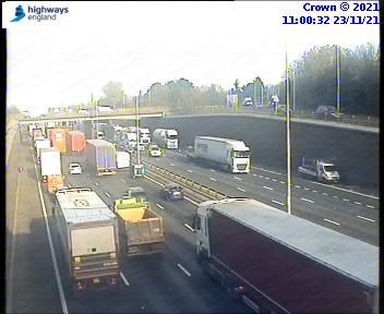 BBCTravelAlert's tweet photo. The clockwise #M25 is blocked at #J1B Dartford because of crash involving 2 lorries https://t.co/8vUYJzaChF