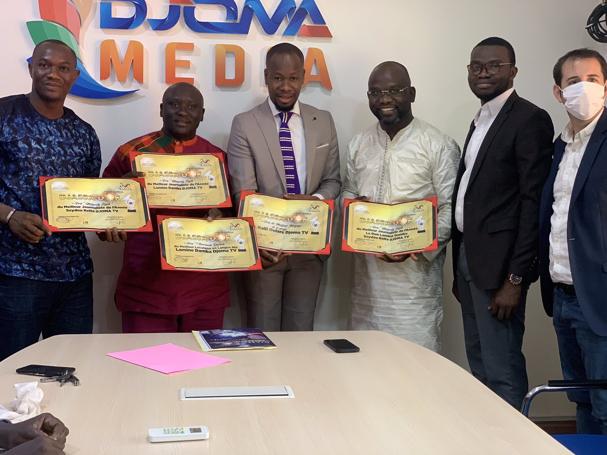 DjomaMedia's tweet photo. Remise officielle des satisfécits du Djassa d’Or pour DJOMA MÉDIA.
Encore félicitations 🍾🎉
Djoma média, le média proche de vous ! 🇬🇳
#djomamedia #djomatv #djomafm #djassad’or #224 https://t.co/IHFeOyKLg0