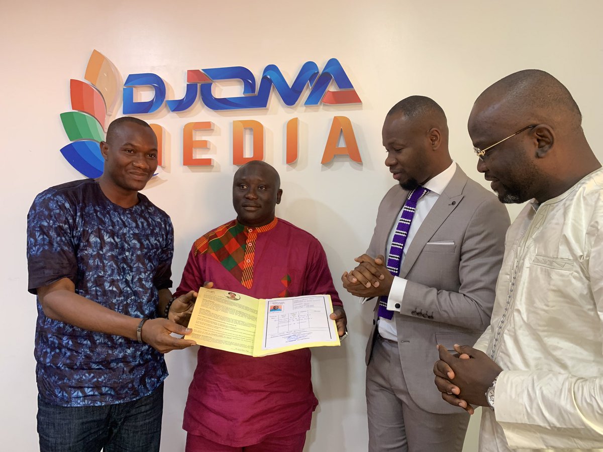 DjomaMedia's tweet photo. Remise officielle des satisfécits du Djassa d’Or pour DJOMA MÉDIA.
Encore félicitations 🍾🎉
Djoma média, le média proche de vous ! 🇬🇳
#djomamedia #djomatv #djomafm #djassad’or #224 https://t.co/IHFeOyKLg0