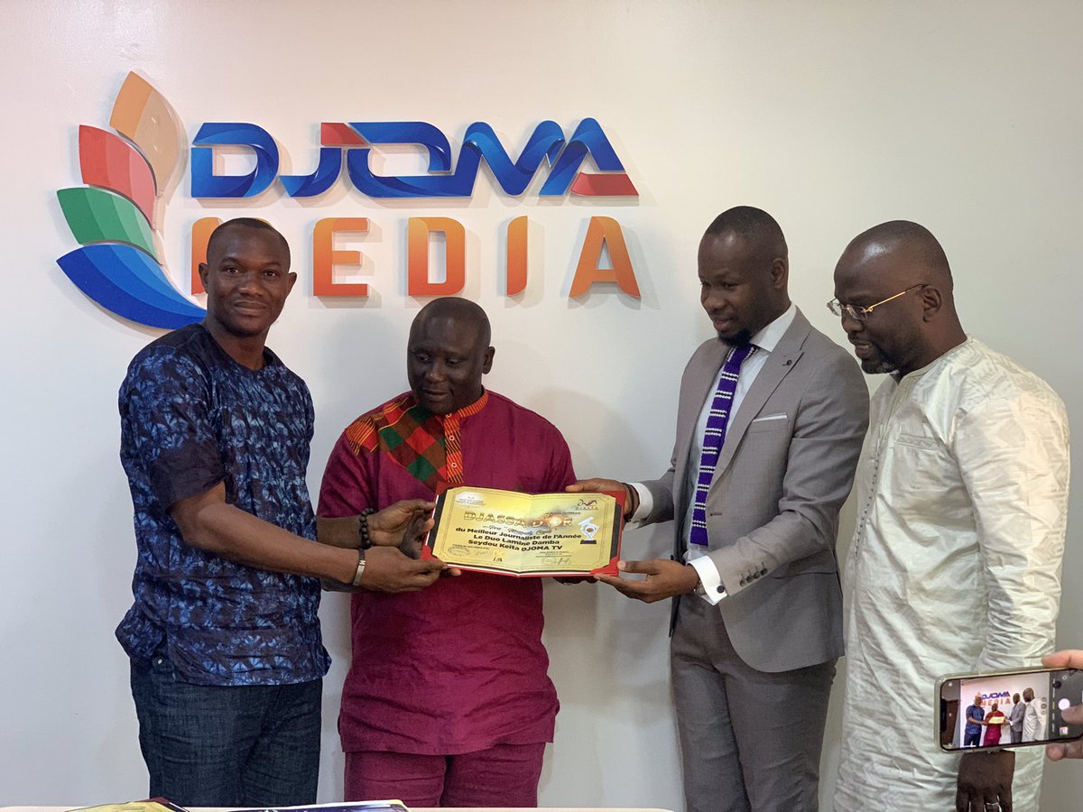 DjomaMedia's tweet photo. Remise officielle des satisfécits du Djassa d’Or pour DJOMA MÉDIA.
Encore félicitations 🍾🎉
Djoma média, le média proche de vous ! 🇬🇳
#djomamedia #djomatv #djomafm #djassad’or #224 https://t.co/IHFeOyKLg0