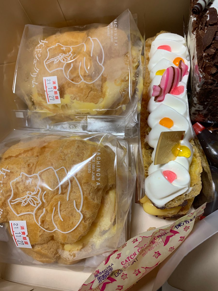 ei35's tweet photo. 「蜂の家」のシュークリームを食べました。
「女王シュークリーム」に名前が変わり、ボリュームダウンしてました。バナナ、焼きリンゴ、キウイ入り
値段は500円（税抜き） https://t.co/jEdqVkFMVa