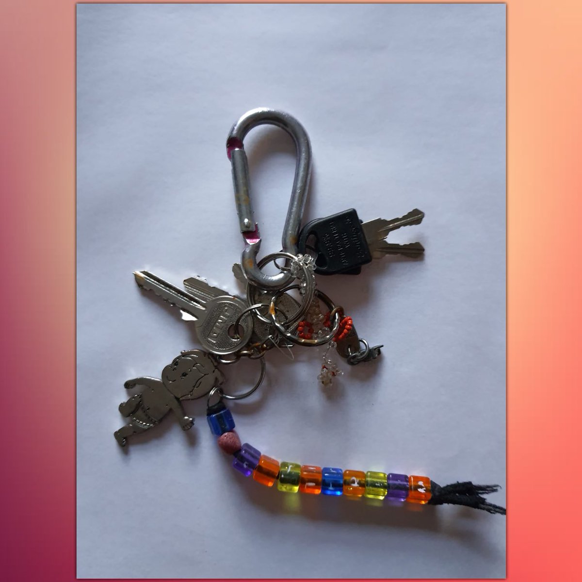 Juego de llaves encontrado esta mañana en Avda. Alemania a la altura del Paseo de Europa. ¿Alguien las reconoce? Las puede recoger en Musical Gómez Saldaña.
#difunde #gracias #llavespedidas #losBermejales #bermelyhills #sevilla